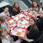 Dzieci podczas posiłku w restauracji (4).jpg