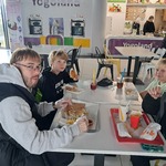 Dzieci z wychowawcą podczas posiłku w restauracji (3).jpg