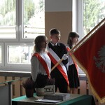 4 Sztandar szkoły i poczet sztandarowy.JPG