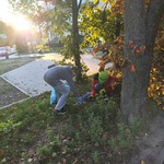 dzieci biorą udział w akcji Sprzatania Świata 3.jpg