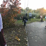 dzieci biorą udział w akcji Sprzatania Świata 4.jpg