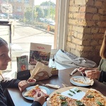 Uczennice przy stole z pizzą.jpg