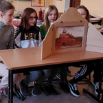 2Wiktoria Helena, Kornelia i Magda z VII c z teatrzykiem kamishibai - czytanie baśni.jpg