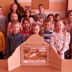 Dzieci z klasy pierwszej b zdjęcie grupowe z dziewczynkami z Klubu PMP.jpg