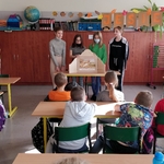 hWiktoria Helena, Kornelia i Magda z VII c stoją z teatrzykiem kamishibai na pierwszym planie plecy widowni.jpg