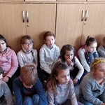 gWidownia z klasy II a patrzy na teatrzyk kamishibai czytajacych nie ma w kadrze.jpg