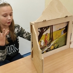 Kinga z VI a liczy na palcach czytając karty z teatrzyku kamishibai przed grupą 5_6 latków.jpg