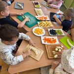 4 Dzieci przygotowują owoce do szaszłyków (2).jpg
