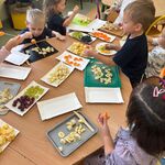 7 Dzieci robią szaszłyki owocowe (2).jpg