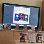 3 prezentacja pisarki na ekranie jej książki na wystawce (1).jpg
