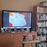 3 prezentacja pisarki na ekranie jej książki na wystawce (2).jpg