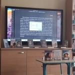 3 prezentacja pisarki na ekranie jej książki na wystawce (3).jpg