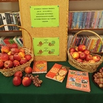 Kącik - czytaj na zdrowie - ksiązki i owoce (3).jpg