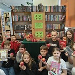 Dzieci z jabłkami i książkami pod wystawką (3).jpg