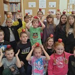 Dzieci z jabłkami pod wystawką (9).jpg