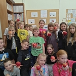 Dzieci z jabłkami pod wystawką (8).jpg