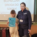 Dziewczynka z panią policjantką