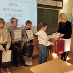 Wychowawczyni wręcza dylom i nagrodę uczennicy.jpg