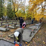 dzieci porządkują groby 4.jpg