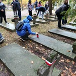 dzieci porządkują groby 5.jpg