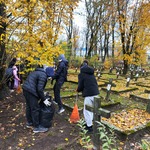 dzieci porządkują groby 2.jpg