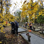 dzieci porządkują groby 6.jpg
