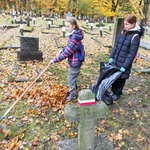 dzieci porządkują groby 3.jpg