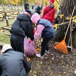 dzieci porządkują groby 8.jpg