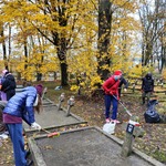 dzieci porządkują groby 9.jpg