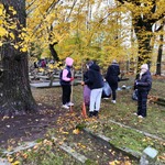 dzieci porządkują groby 12.jpg