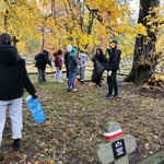 dzieci porządkują groby 13.jpg