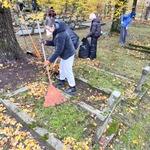 dzieci porządkują groby 14.jpg