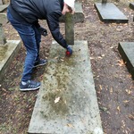 dzieci porządkują groby 15.jpg