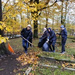 dzieci porządkują groby.jpg