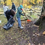 dzieci porządkują groby10.jpg