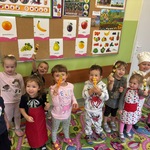 Dzieci przygotowują i jedzą zdrowe przekąski (2).jpeg