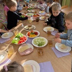 Dzieci przygotowują i jedzą zdrowe przekąski (4).jpeg