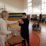 Nauczyciel wręcza nagrody (3).JPG