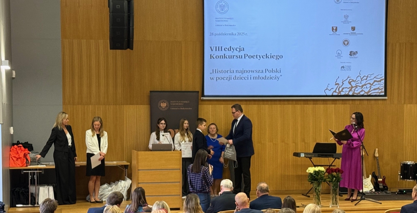 Laureat odbiera nagrodę.jpg