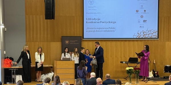 Laureat odbiera nagrodę.jpg