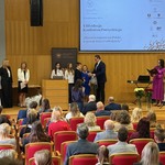 Laureat odbiera nagrodę.jpeg