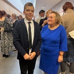 Laureat w towarzystwie  Jurorki - dr Zofii Redlarskiej pozuje do zdjęcia.jpeg