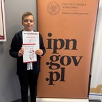 Laureat z dyplomem i antologią wierszy.jpeg