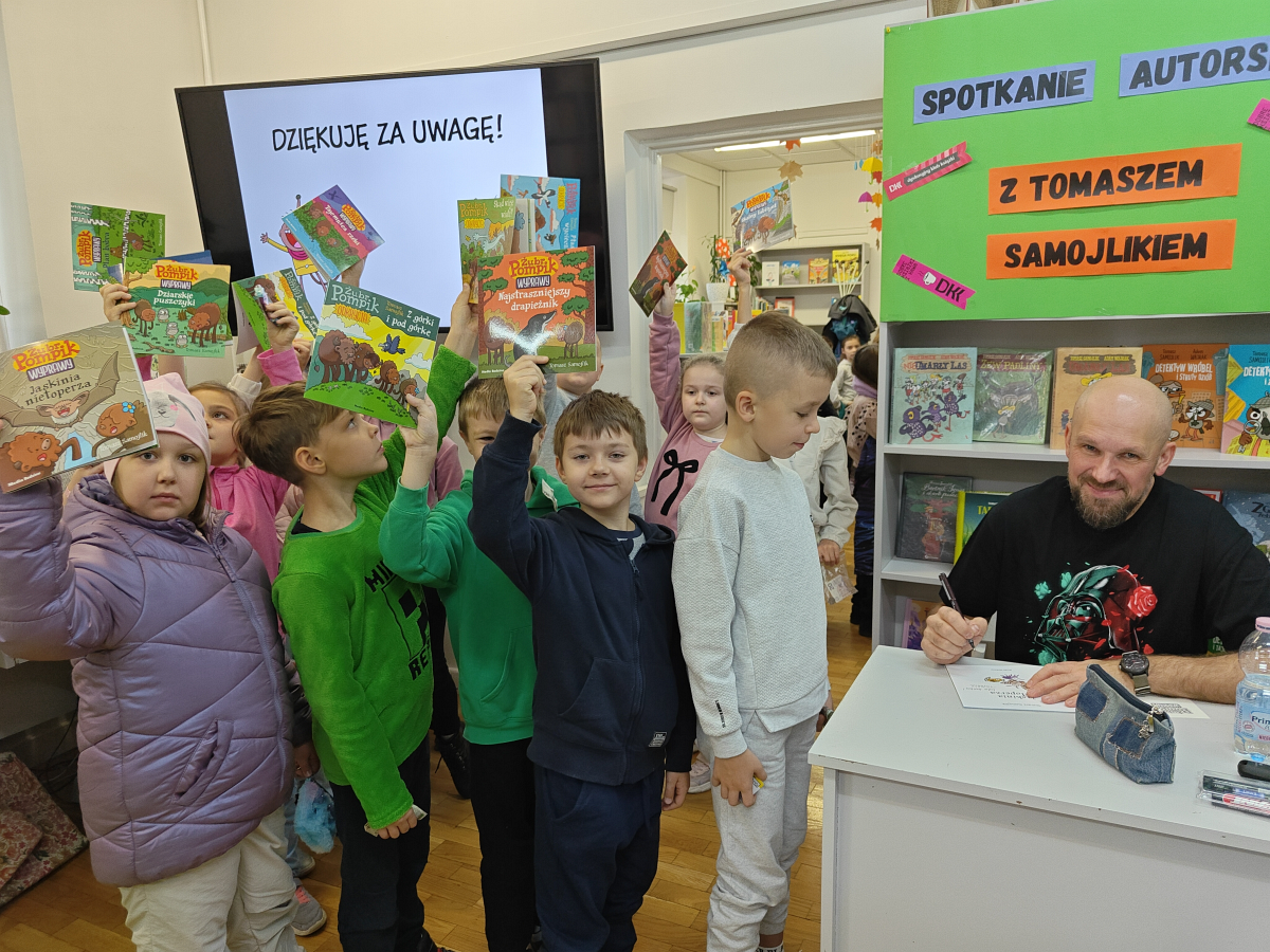5 Tomasz Samojlik podpisuje książki (6).png