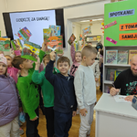 5 Tomasz Samojlik podpisuje książki (6).png
