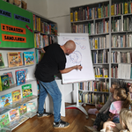 2 Tomasz Samojlik uczy jak rysować bohaterów jego książek (1).png
