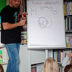 2 Tomasz Samojlik uczy jak rysować bohaterów jego książek (0).png