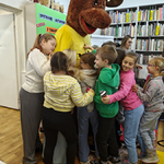 4 Łoś Czytuś podczas spotkania (3).png