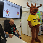 4 Łoś Czytuś podczas spotkania (2).png