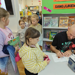 5 Tomasz Samojlik podpisuje książki (3).png